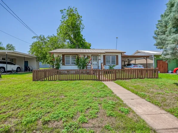 1102 E Wallace Street, Llano, TX 78643