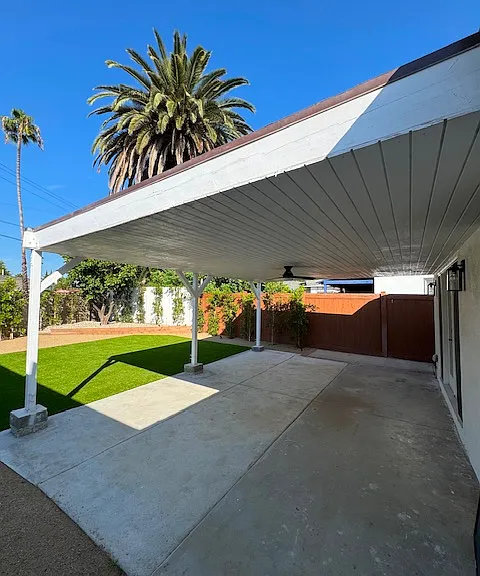 Covered patio with ceiling fan