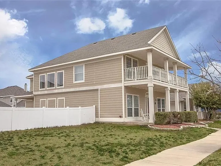 10215 Waterbury Dr — Photo 2