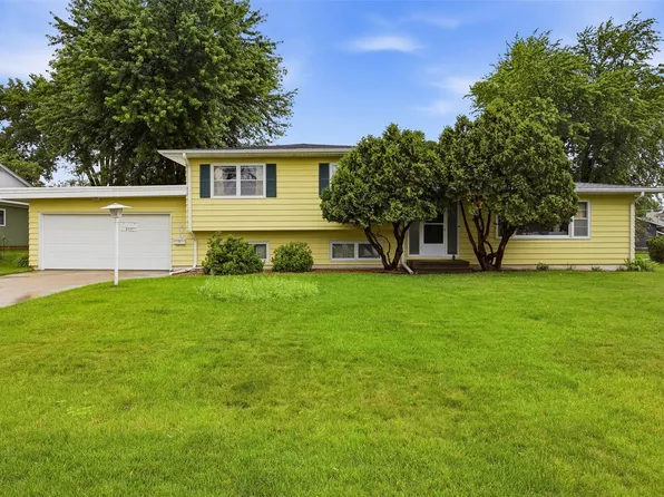 299 Red Fox Rd SE, Cedar Rapids, IA 52403