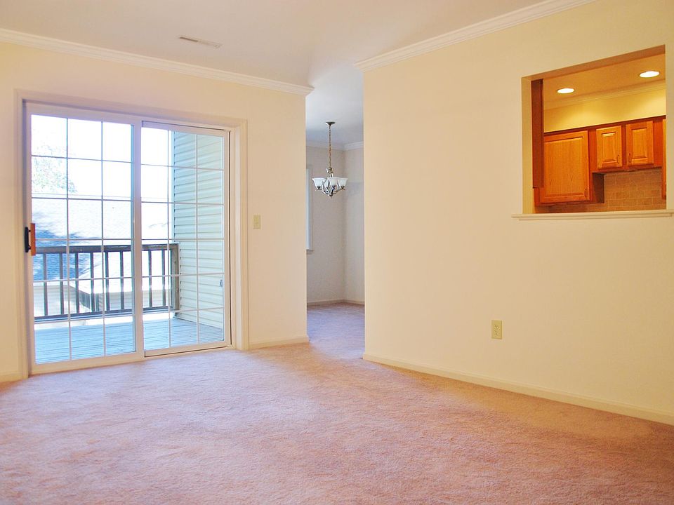 1st image of 61 Oakbrook Cmns