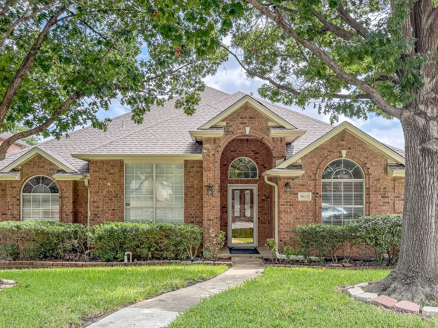 4 bed, 2155 sqft, $2,900 — Photo 1