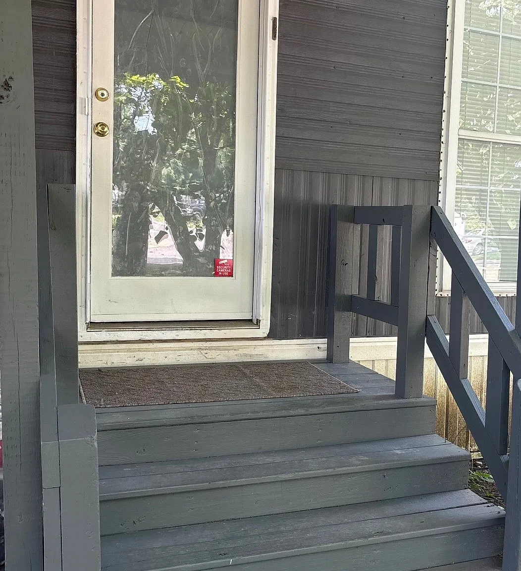 3 bed, 900 sqft, $1,100 — Photo 2