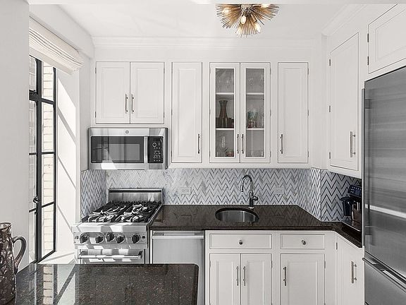 3rd image of 333 W 56th St APT 4A