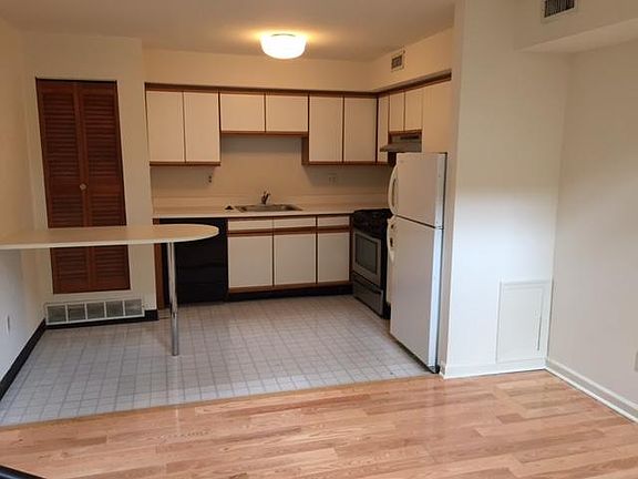2nd image of 1019 Bainbridge St APT 1A