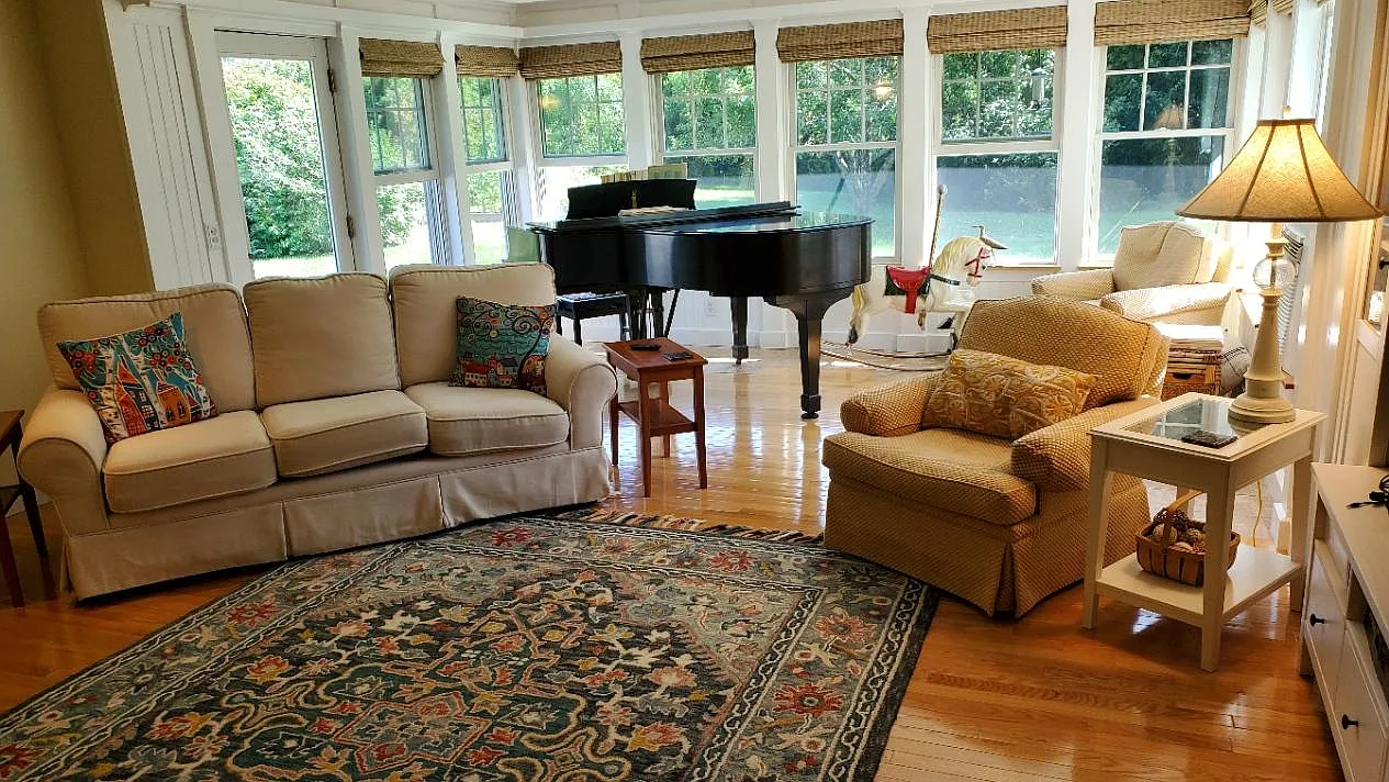 5 bed, 2.5 bath, 2416 sqft, $3,700 — Photo 2