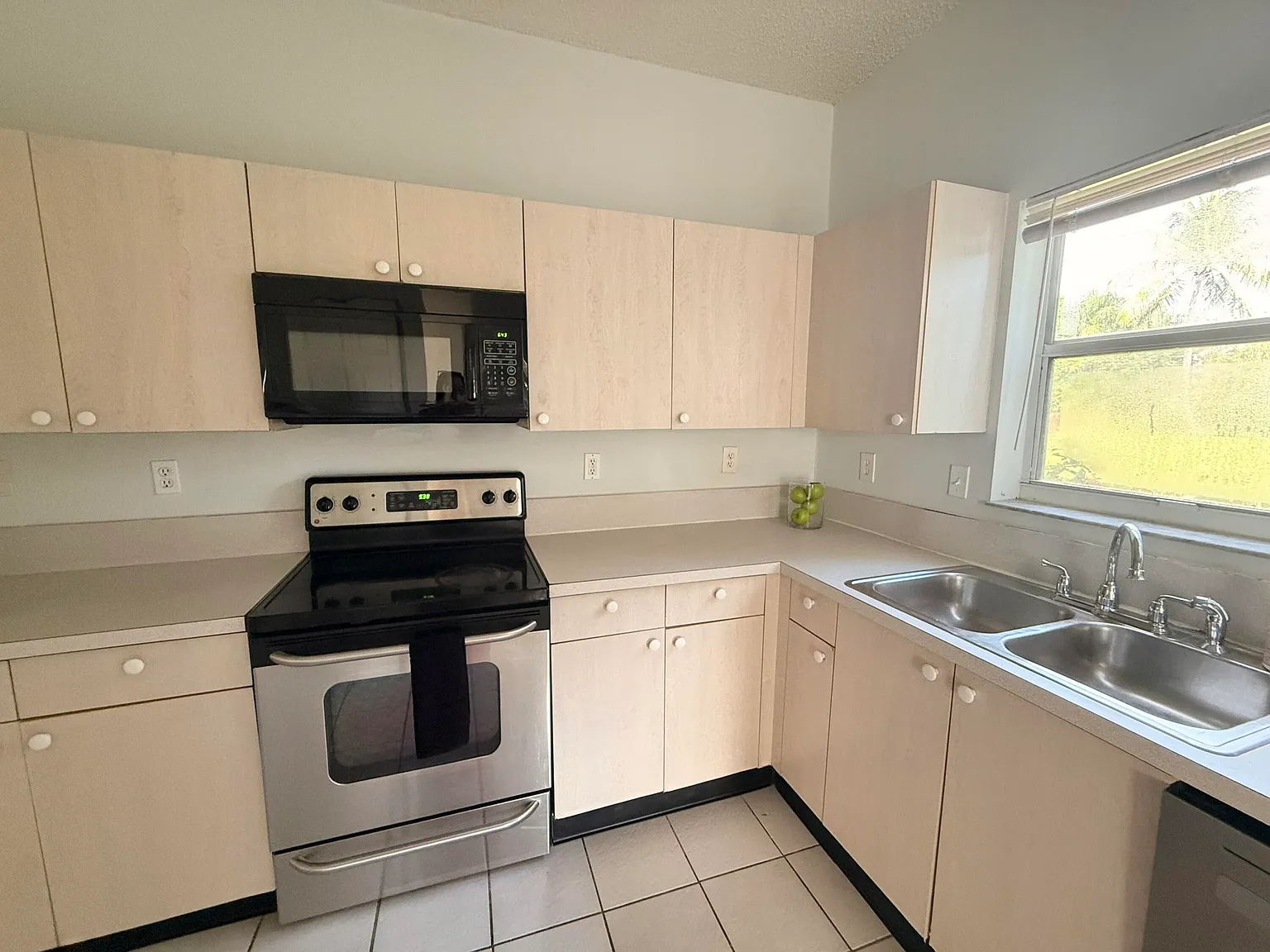 3 bed, 2.0 bath, 1562 sqft, $3,300 — Photo 4
