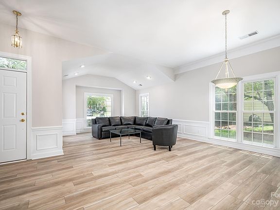 3rd image of 10421 Pullengreen Dr