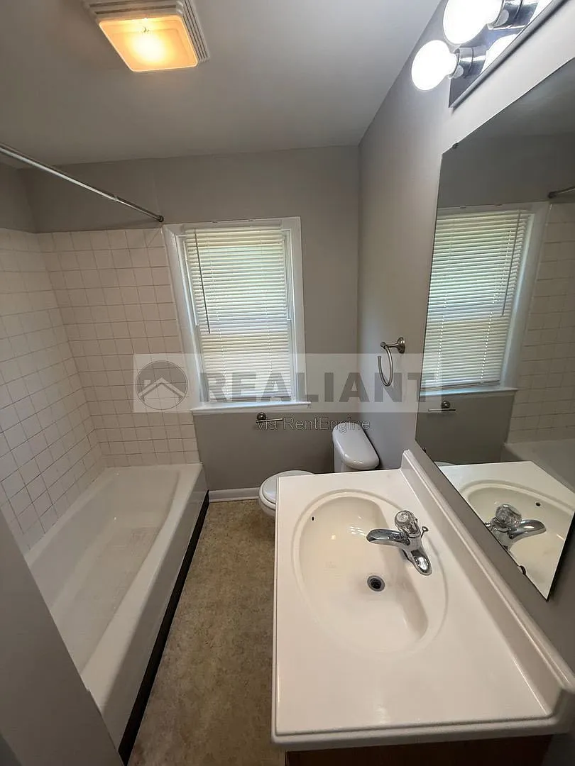 2 bed, 1.0 bath, 801 sqft, $1,050 — Photo 4