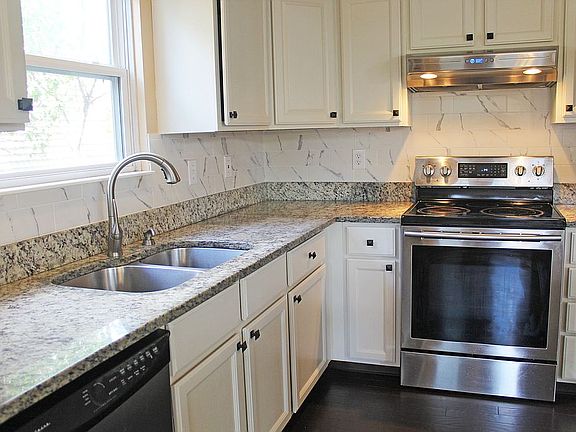 4th image of 3151 Berkley Pointe Dr