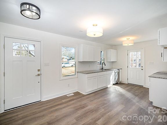 3rd image of 523 Hickory Nut Ln
