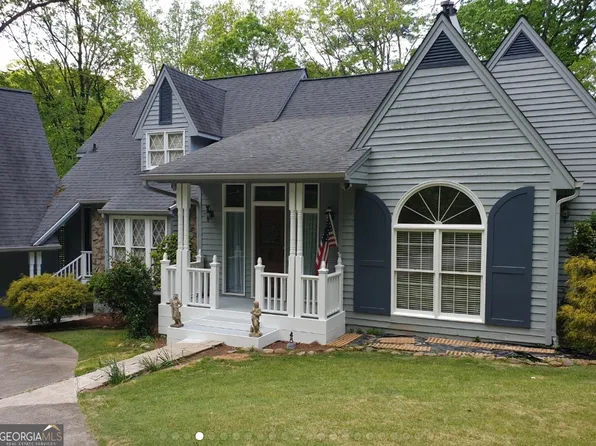 145 E Lake Dr, Roswell, GA 30075