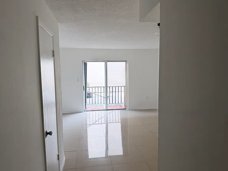 345 NW 34th St #8 — Photo 7