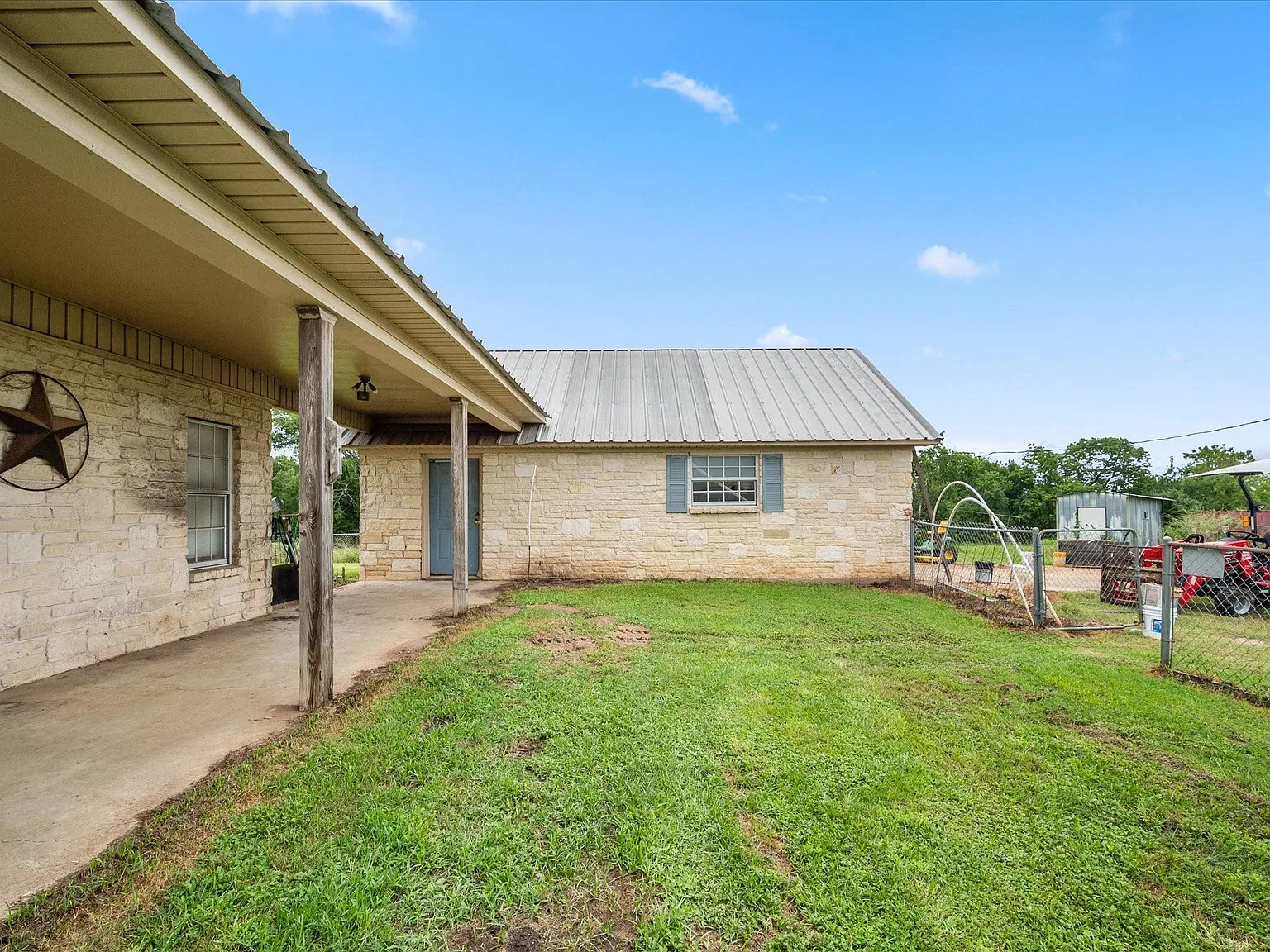 3 bed, 3.0 bath, 2265 sqft, $2,000 — Photo 2