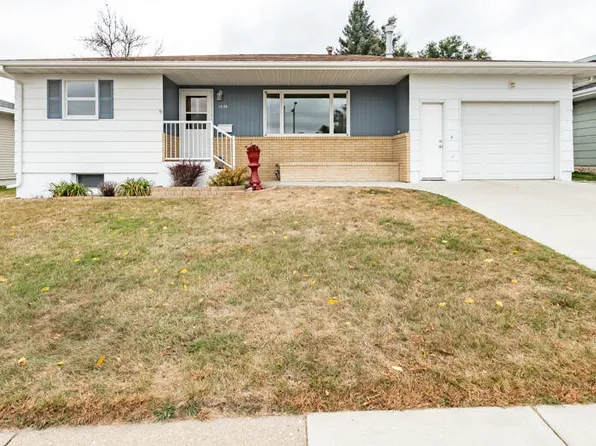 1026 Summit Blvd, Bismarck, ND 58504
