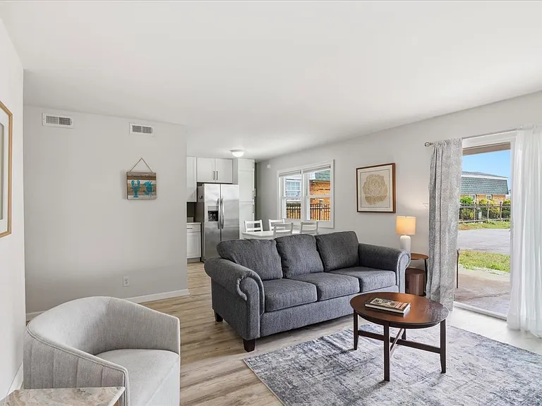 3811 Pretty Lake Ave #B — Photo 2