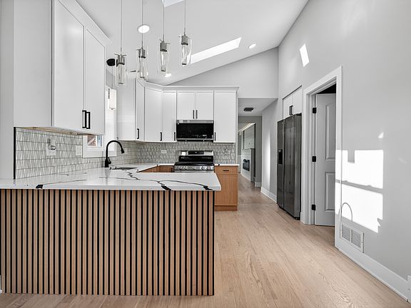 4th image of 5733 W 83rd Pl