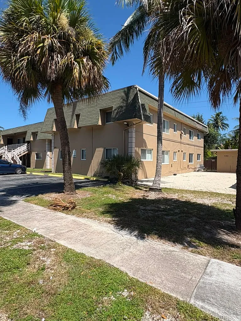 Palm Towers Manor — Photo 3