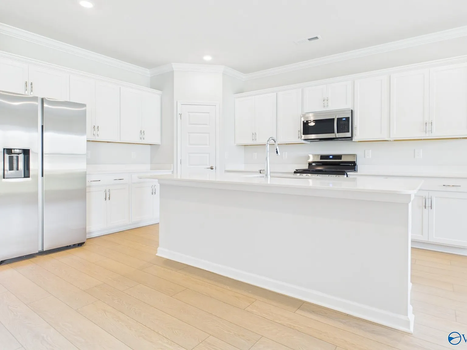 4 bed, 3.0 bath, 2571 sqft, $2,490 — Photo 2