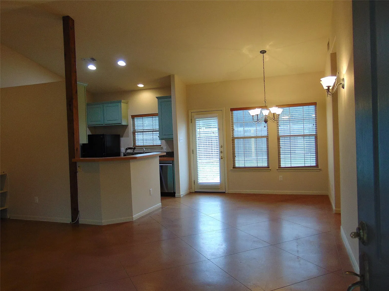 2 bed, 2.0 bath, 2304 sqft, $1,950 — Photo 4