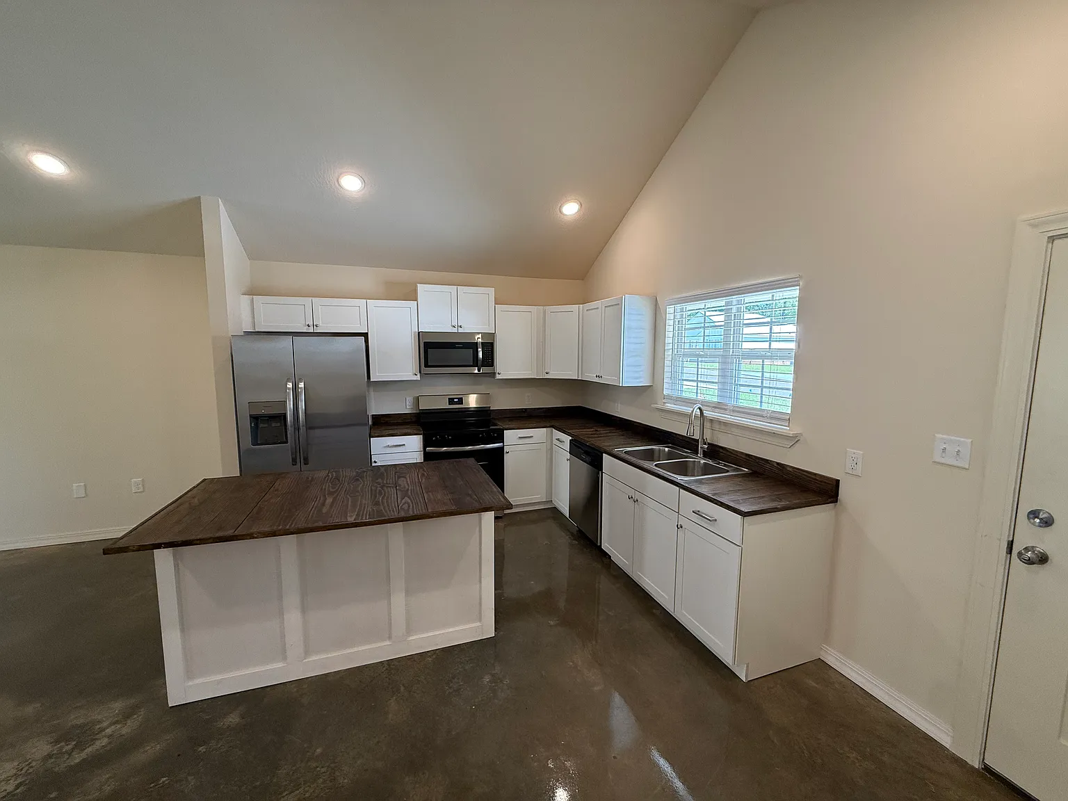 2 bed, 1044 sqft, $1,600 — Photo 2