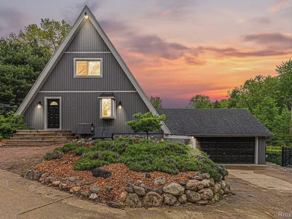 2126 Norton Rd, Howell, MI 48843