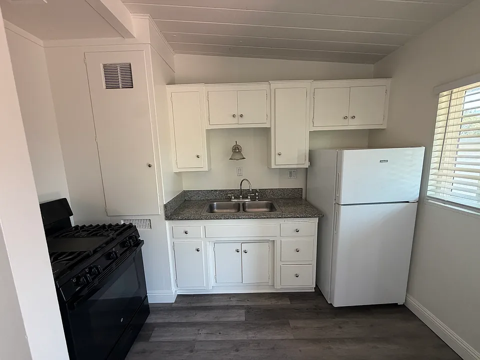 305 N Signal St #5