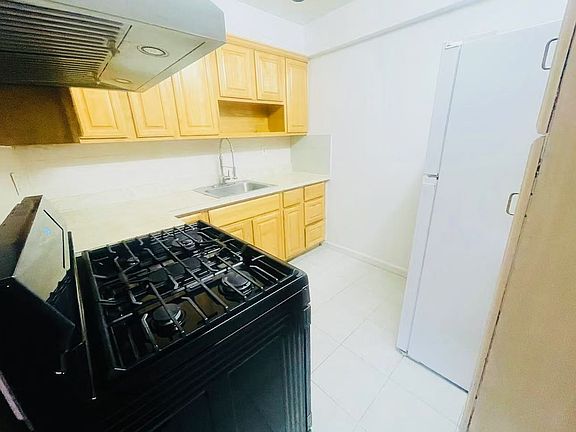 3rd image of 29 Bay 38 St APT 2