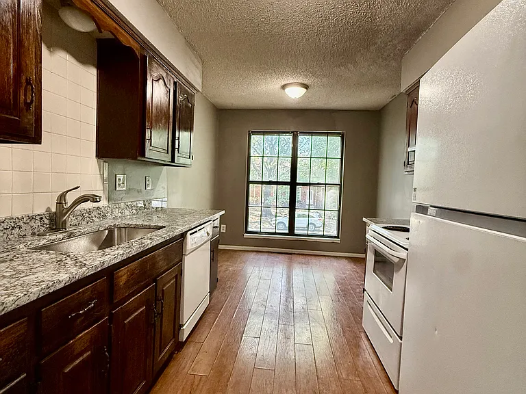 317 NW Highland Ln — Photo 7