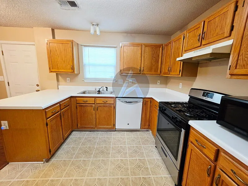 3 bed, 2.0 bath, 1524 sqft, $2,200 — Photo 3