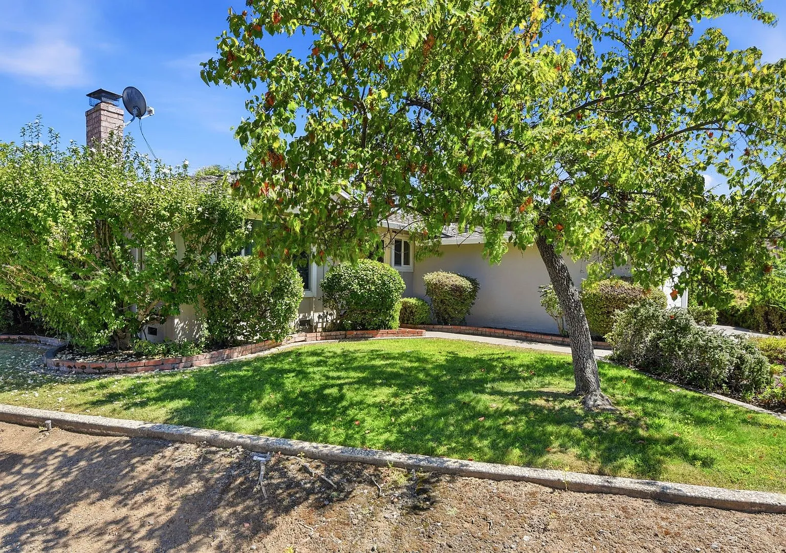 Wow! What a Great Home! Available Now! — Photo 4