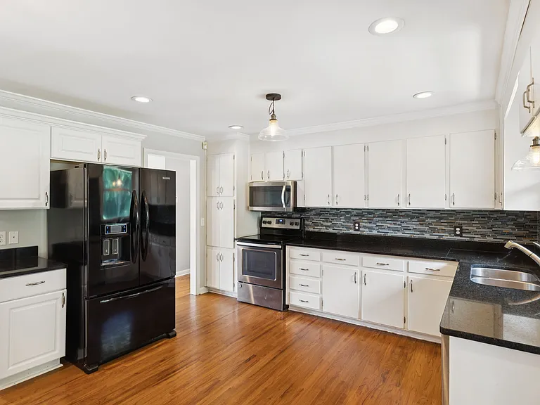 314 Derby Ln — Photo 9