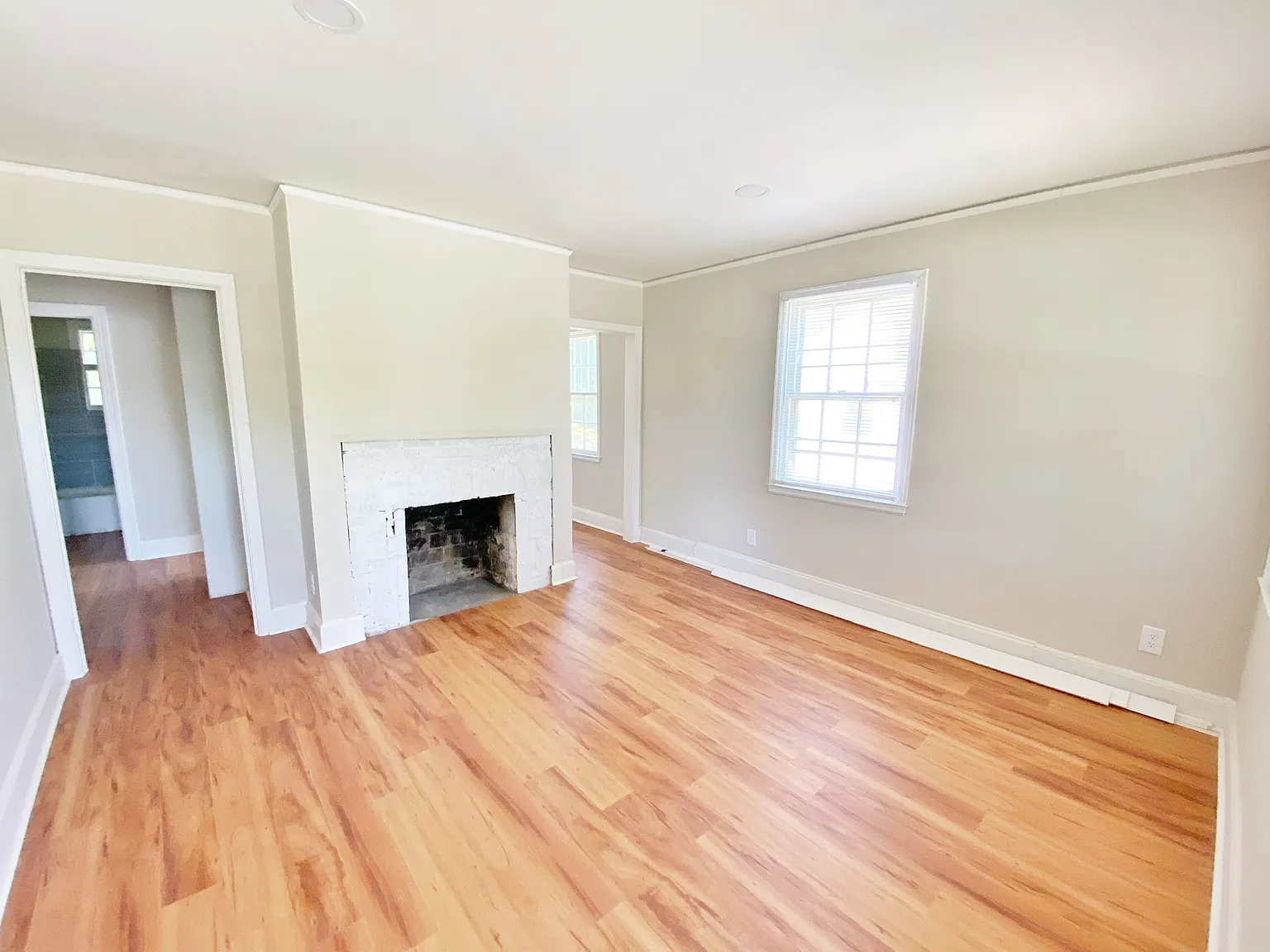 2 bed, 1.0 bath, 808 sqft, $1,250 — Photo 2