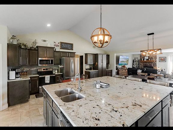 5th image of 215 White Brush Dr
