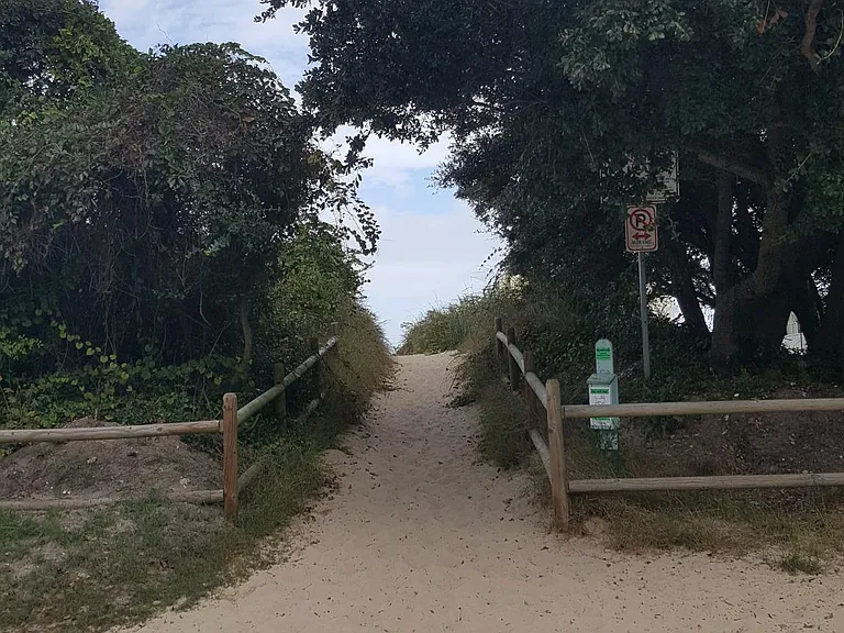 Beach access at end of street