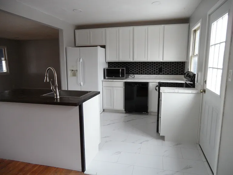 803 E Lyon St — Photo 5