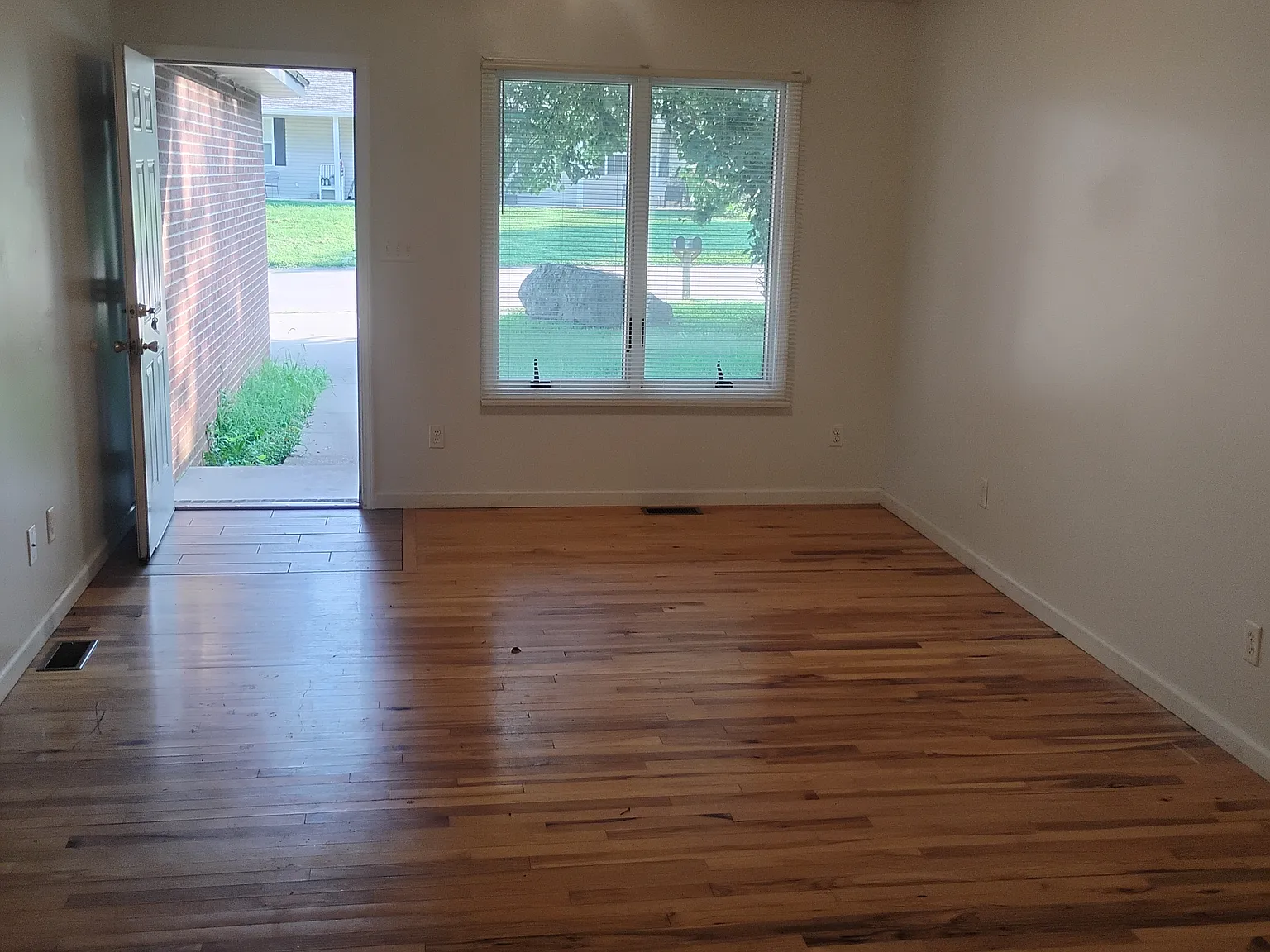 3 bed, 1008 sqft, $1,600 — Photo 2