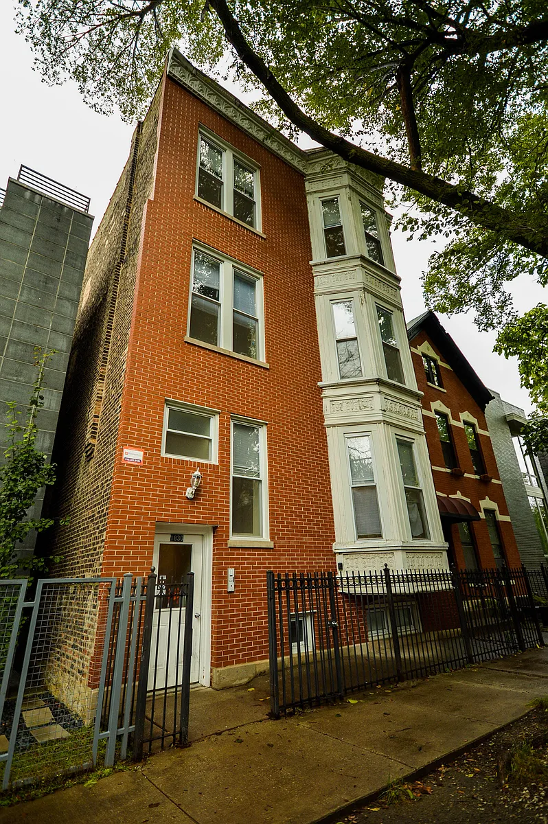 Photo 1 of 12 - 1830 W Superior St #1F - Chicago, IL Primary Photo - 1830 W Superior St #1F
