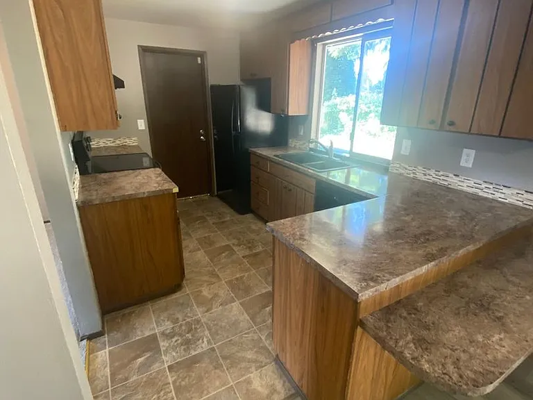 1335 Woodglen St NE — Photo 10