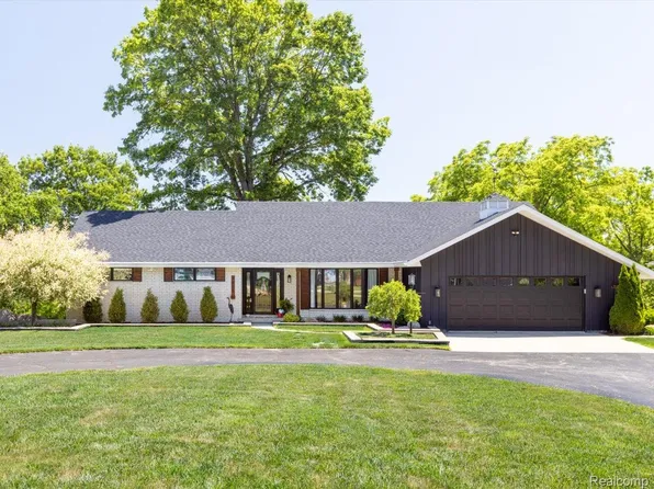 4405 N River Rd, Fort Gratiot, MI 48059