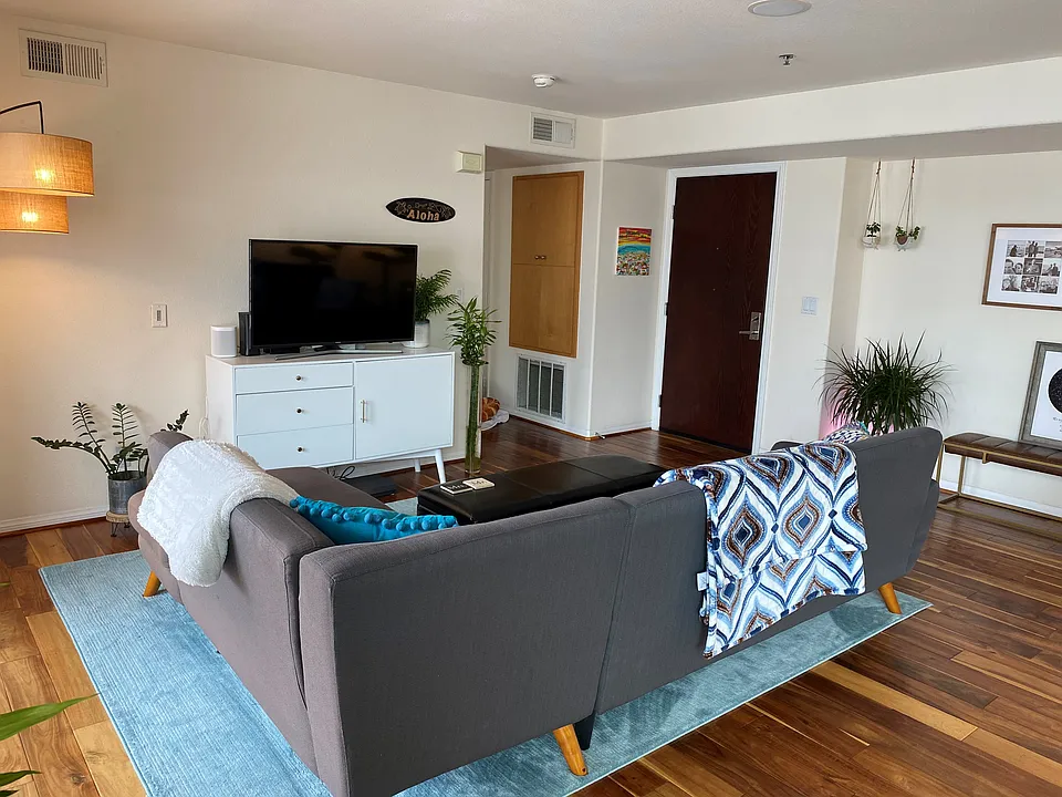 924 Hornblend St #306