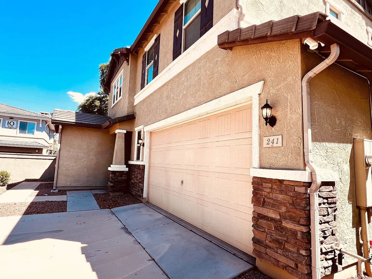 4 bed, 2540 sqft, $2,995 — Photo 2