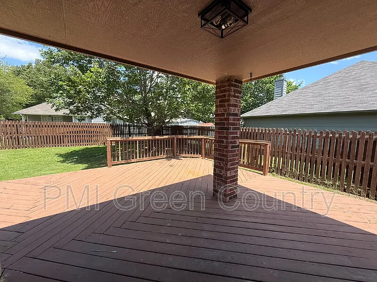 1800 W Jefferson St — Photo 16