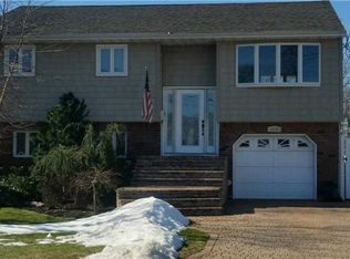 2006 Seamans Neck Rd, Seaford, NY 11783