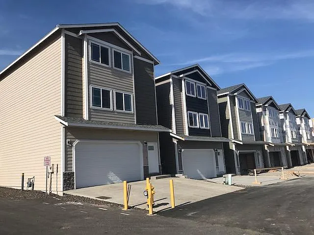 3 bed, 2.5 bath, 1700 sqft, $1,900 — Photo 1