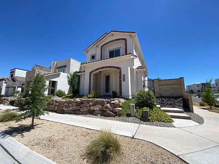 767 W Scarlet Hill Dr — Photo 2