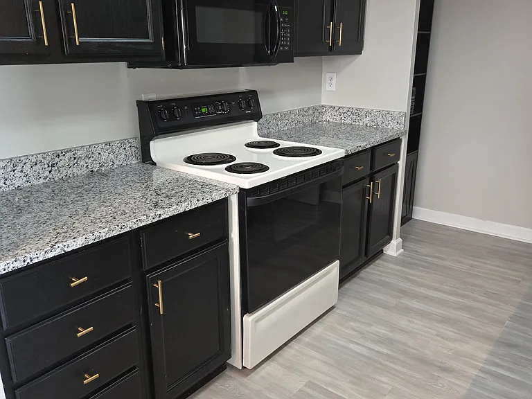 550 West Ct — Photo 2