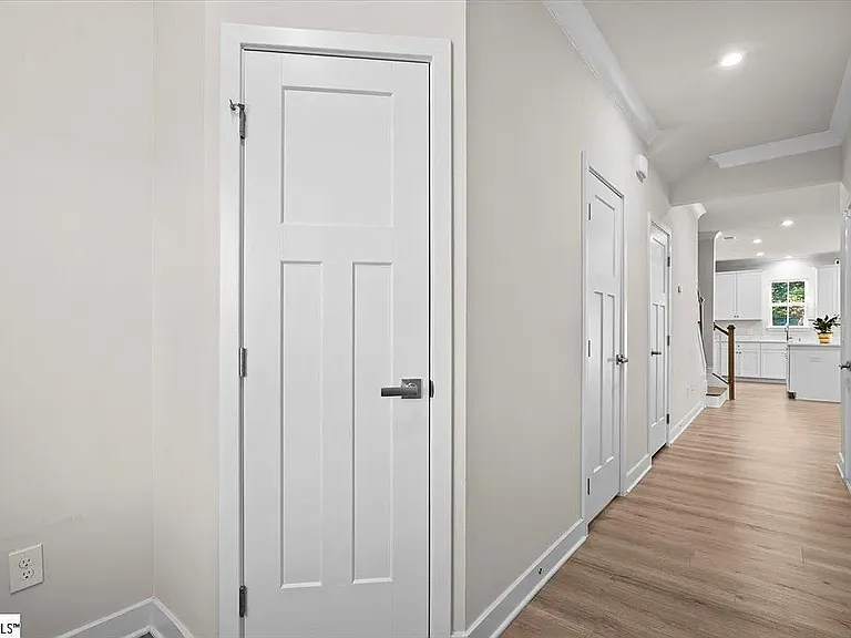73 Connaught Ct — Photo 3
