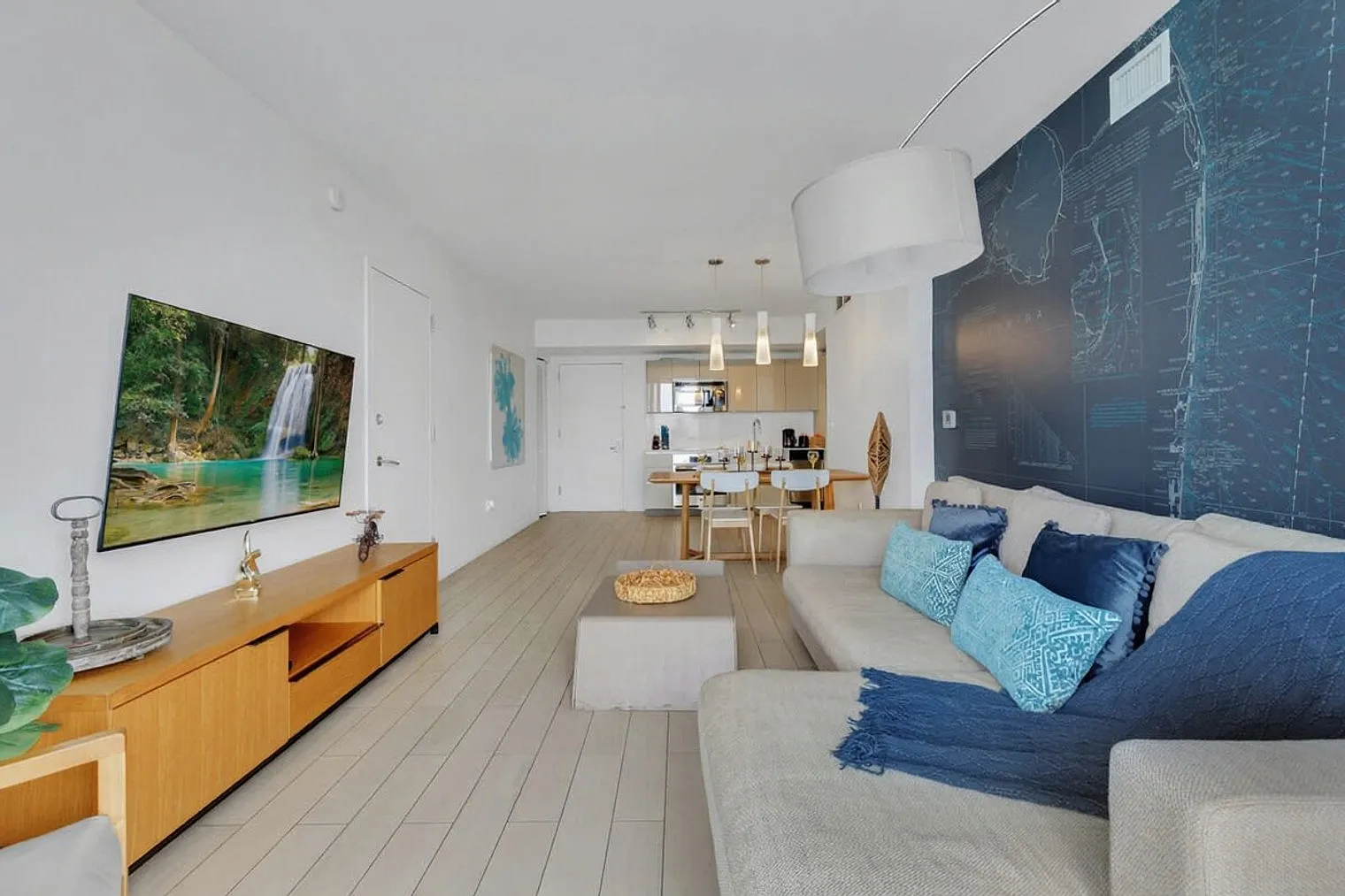 2 bed, 2.0 bath, 990 sqft, $4,491 — Photo 2