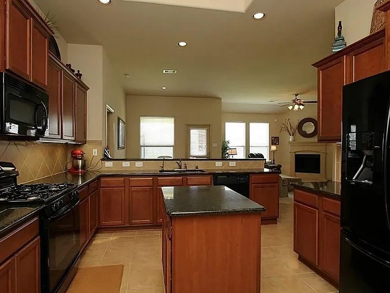 18907 Cove Pointe Dr — Photo 6
